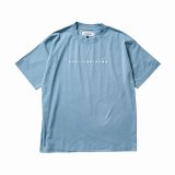 CHARI&CO x JINSEISAIKO TEE｜SMOKE BLUE 