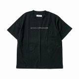 CHARI&CO x JINSEISAIKO TEE｜BLACK