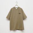 画像1: BOUNCE ORIGINAL｜バウンスオリジナル "TESOI" EMB S/S TEE｜SAND KHAKI (1)